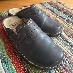 Stylish Blue Leather Slip-On Loafers 40 / fits like a Womens size 7.5-8